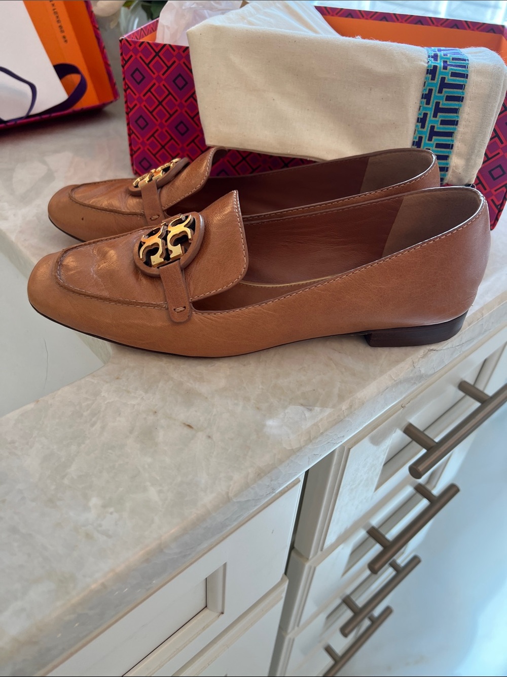 Tory Burch Tan Leather metal Miller Loafers with Gold Logo Medallion - Picture 5 of 9